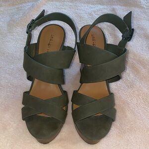Indigo Rd. army green wedge sandals. Sz 7.